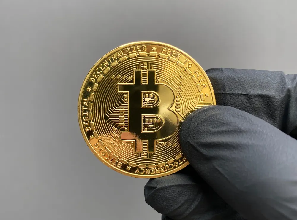 Voorkant van de goudkleurige Bitcoinmunt